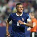 franca-domina-o-iraque-em-jogo-com-paralisacao-por-tempestade-e-se-classifica;-mbappe-encosta-em-messi