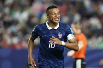 franca-domina-o-iraque-em-jogo-com-paralisacao-por-tempestade-e-se-classifica;-mbappe-encosta-em-messi
