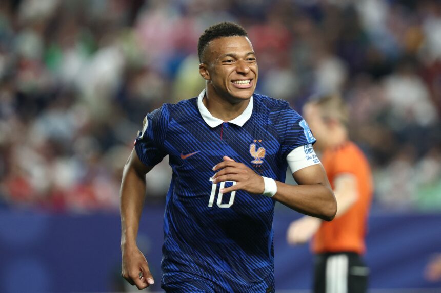 franca-domina-o-iraque-em-jogo-com-paralisacao-por-tempestade-e-se-classifica;-mbappe-encosta-em-messi