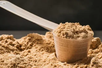 whey-protein-e-leite-em-po-vencidos:-policia-fecha-‘fabrica’-que-embalava-produtos-e-revendia