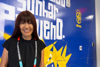 ‘amiga-do-felipao’-e-interprete-de-dunga,-quem-e-a-reporter-japonesa-que-cobre-a-selecao-desde-1998-e-e-‘adotada’-pelos-treinadores