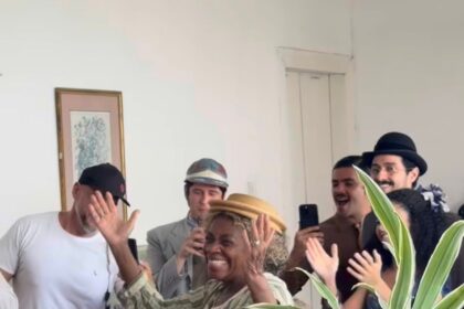 zeze-motta-faz-82-anos-e-ganha-bolo-e-parabens-de-colegas-de-‘a-nobreza-do-amor’;-video