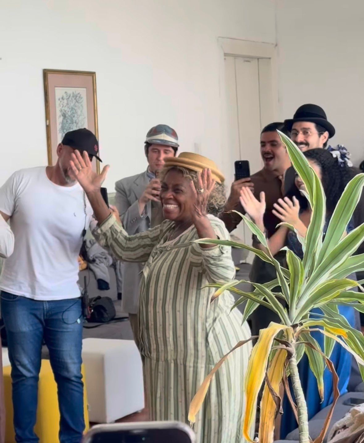 zeze-motta-faz-82-anos-e-ganha-bolo-e-parabens-de-colegas-de-‘a-nobreza-do-amor’;-video