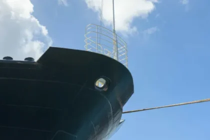 petroleiro-e-atingido-em-ormuz-em-meio-a-ataques-entre-ira-e-eua