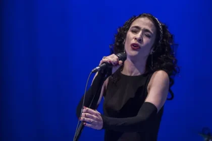 marisa-monte-faz-show-em-festival-com-logo-de-bet-coberta