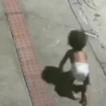bebe-engatinhando-sozinha-na-rua-e-salva-por-motoqueiro-no-es