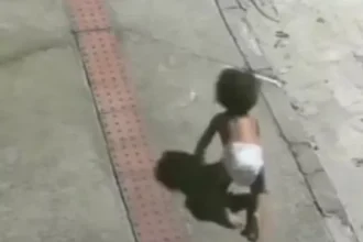 bebe-engatinhando-sozinha-na-rua-e-salva-por-motoqueiro-no-es