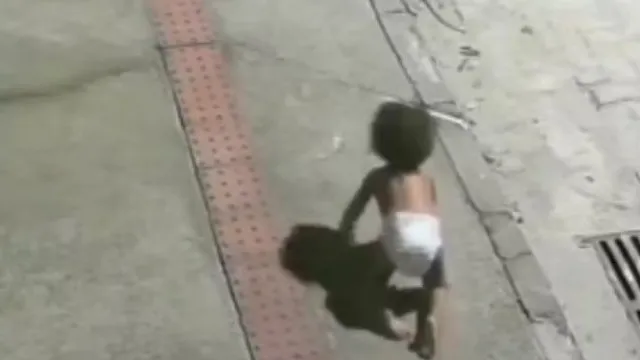 bebe-engatinhando-sozinha-na-rua-e-salva-por-motoqueiro-no-es