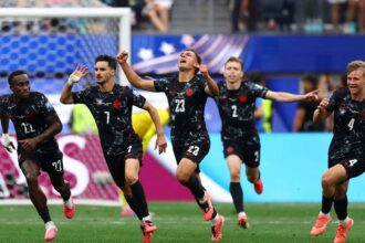 com-gol-no-final,-canada-vence-africa-do-sul-e-vai-as-oitavas-da-copa