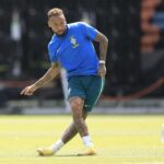 neymar-mostra-chuteira-com-nome-dos-filhos-antes-de-jogo-do-brasil-contra-o-japao-na-copa