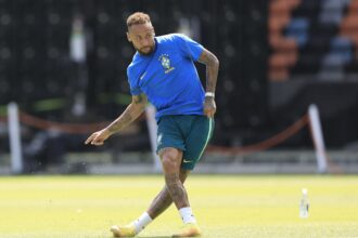 neymar-mostra-chuteira-com-nome-dos-filhos-antes-de-jogo-do-brasil-contra-o-japao-na-copa
