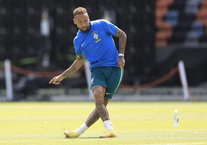 neymar-mostra-chuteira-com-nome-dos-filhos-antes-de-jogo-do-brasil-contra-o-japao-na-copa