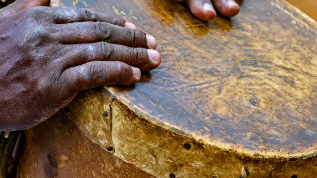 pm-apreende-tambores-em-terreiro-no-am,-e-sacerdote-denuncia-preconceito