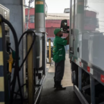 com-fim-de-subsidio,-petrobras-corta-preco-do-diesel-em-r$-0,35-nas-refinarias,-mas-nada-muda-na-bomba