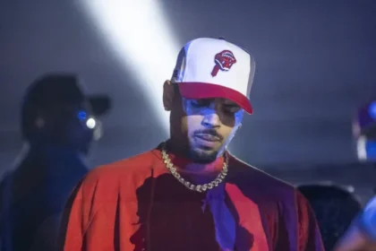 chris-brown-e-condenado-a-pagar-us$-13-milhoes-apos-ataque-de-cachorro-a-ex-funcionaria