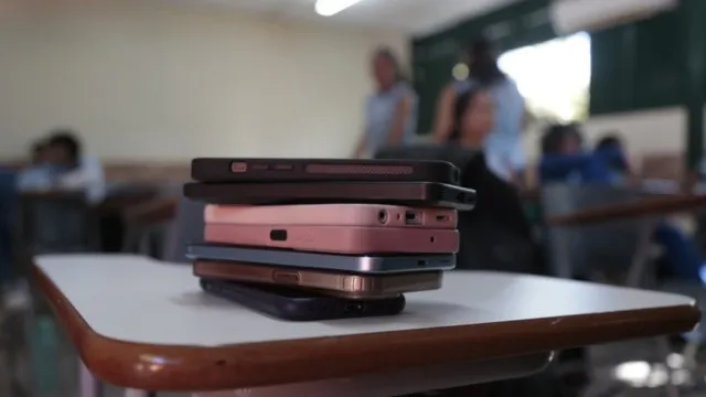 restricao-a-celulares-em-escolas-avanca,-mas-39%-dos-diretores-relatam-dificuldades