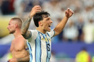 autor-de-um-dos-gols-da-classificacao-da-argentina,-martinez-destaca-resiliencia:-‘nunca-nos-damos-por-vencidos’