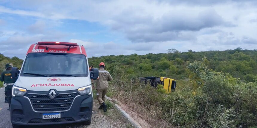 onibus-com-romeiros-tomba-no ceara-e-provoca-morte-de-duas-pessoas