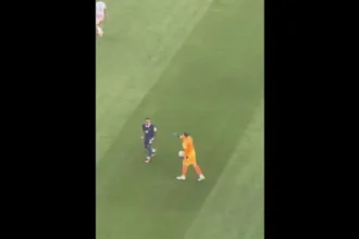 goleiro-do-paraguai-foi-ignorado-por-mbappe-e-reacao-viraliza;-veja