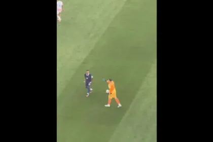 goleiro-do-paraguai-foi-ignorado-por-mbappe-e-reacao-viraliza;-veja