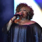 alcione-se-desequilibra-e-cai-durante-show-em-sao-luis