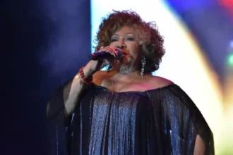 alcione-se-desequilibra-e-cai-durante-show-em-sao-luis