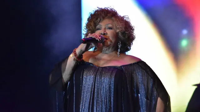 alcione-se-desequilibra-e-cai-durante-show-em-sao-luis