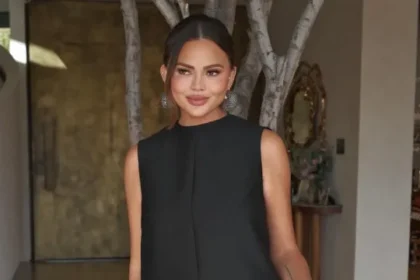 chrissy-teigen-posta-foto-com-mamilo-a-mostra,-e-criticada-e-responde