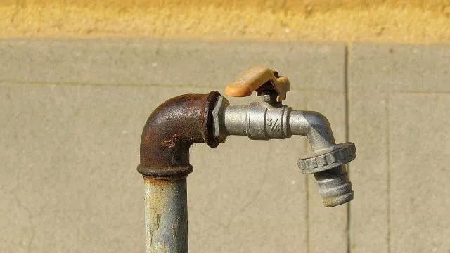 sao-paulo-tem-so-10%-do-minimo-de-agua-e-discute-reuso-de-esgoto-para-abastecer-represas