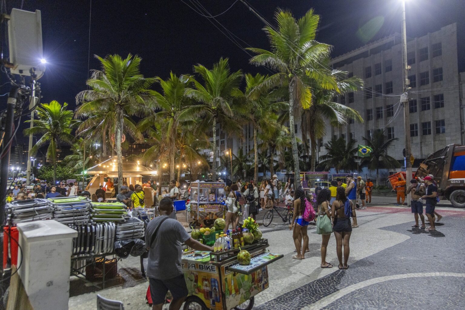 prefeitura-tera-controle-de-acesso-24h-de-camelos-irregulares-do-leme-ao-leblon-a-partir-do-dia-16