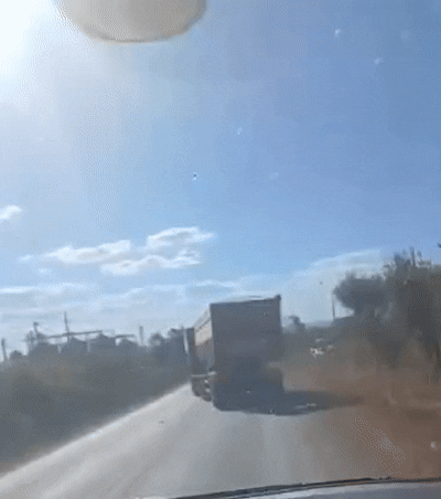 carreta-carregada-de-milho-tomba-apos-motorista-tentar-ultrapassagem-na-br-010;