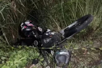 mulher-morre-em-colisao-apos-carro-cruzar-canteiro-e-invadir-contramao-na-paraiba