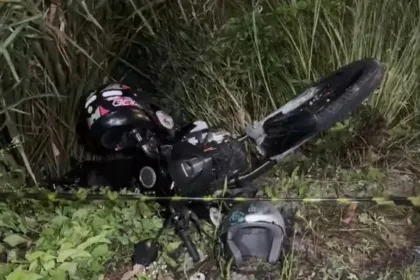 mulher-morre-em-colisao-apos-carro-cruzar-canteiro-e-invadir-contramao-na-paraiba