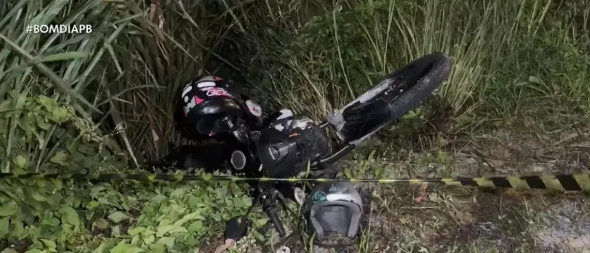 mulher-morre-em-colisao-apos-carro-cruzar-canteiro-e-invadir-contramao-na-paraiba