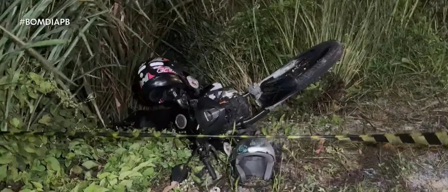 mulher-morre-em-colisao-apos-carro-cruzar-canteiro-e-invadir-contramao-na-paraiba