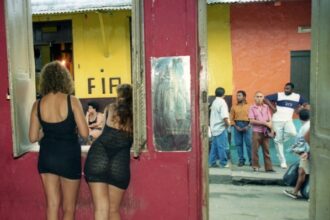 vila-mimosa-completa-30-anos:-reduto-historico-da-prostituicao-carioca-sofre-com-queda-de-publico-e-tenta-sobreviver