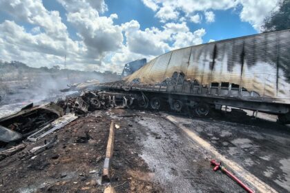 corpos-de-vitimas-de-acidente-entre-carretas-na-br-153,-em-colinas-do-tocantins,-passam-por-exames-de-identificacao
