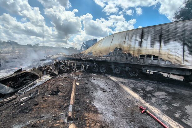 corpos-de-vitimas-de-acidente-entre-carretas-na-br-153,-em-colinas-do-tocantins,-passam-por-exames-de-identificacao