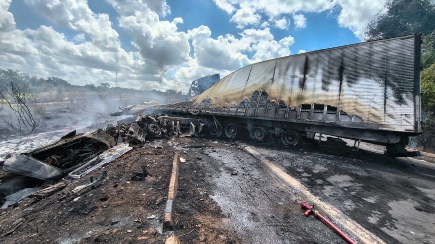 corpos-de-vitimas-de-acidente-entre-carretas-na-br-153,-em-colinas-do-tocantins,-passam-por-exames-de-identificacao