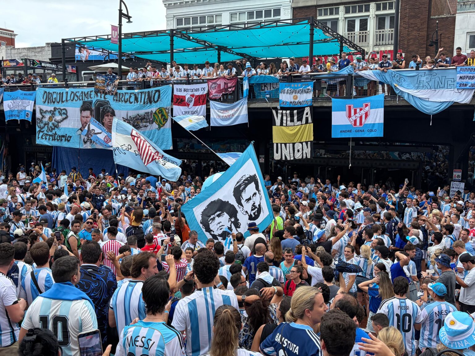 apos-eliminacao-da-favorita-franca,-argentinos-promovem-‘banderazo’-em-atlanta-antes-da-semifinal;-fotos