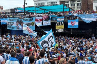 apos-eliminacao-da-favorita-franca,-argentinos-promovem-‘banderazo’-em-atlanta-antes-da-semifinal;-fotos