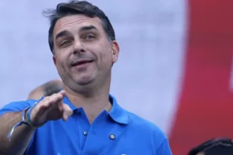 flavio-bolsonaro-diz-que-nao-tem-relacao-com-michelle-e-que-nao-viu-video-com-criticas