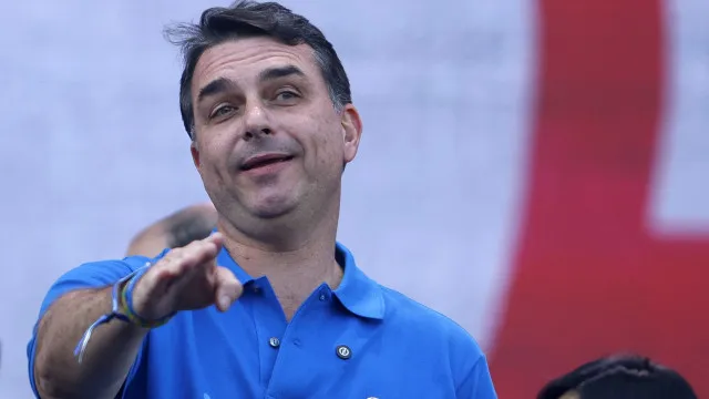 flavio-bolsonaro-diz-que-nao-tem-relacao-com-michelle-e-que-nao-viu-video-com-criticas