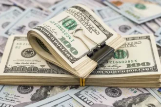 dolar-opera-em-alta-e-bolsa-recua-com-repercussao-de-taxa-de-25%-dos-eua-sobre-o-brasil