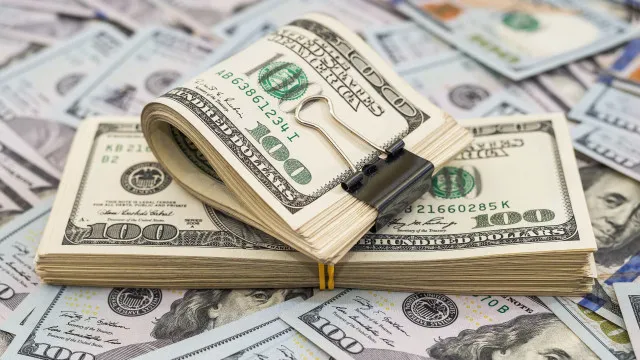 dolar-opera-em-alta-e-bolsa-recua-com-repercussao-de-taxa-de-25%-dos-eua-sobre-o-brasil