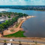 prainha-da-via-lago-permanece-propria-para-banho-apos-chuvas,-mas-prefeitura-orienta-evitar-entrar-na-agua-ate-que-turbidez-diminua