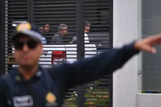 supremo-mantem-prisao-domiciliar-de-bolsonaro,-mas-endurece-restricoes