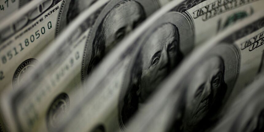 dolar-sobe-para-r$-5,11,-e-bolsa-fica-estavel,-apesar-de-tensao-global