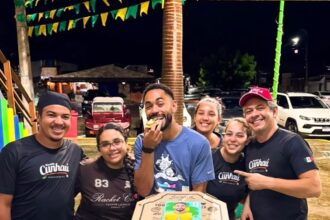 apos-copa-do-mundo,-matheus-cunha-tira-ferias-e-visita-pizzaria-que-o-homenageou-no-rio-grande-do-norte