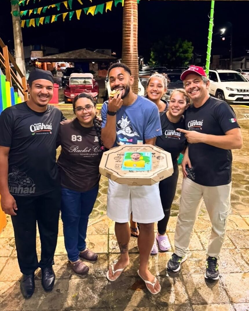 apos-copa-do-mundo,-matheus-cunha-tira-ferias-e-visita-pizzaria-que-o-homenageou-no-rio-grande-do-norte
